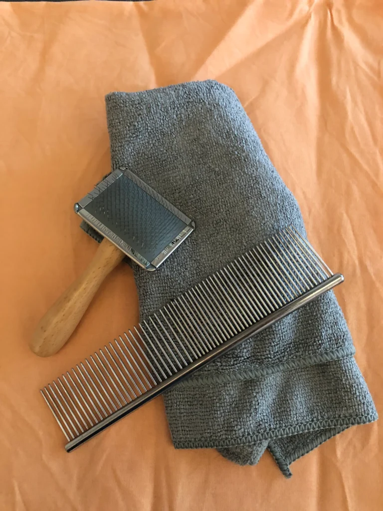 Microvezeldoekje,slickerborstel en combikam,de juiste vachtverzorging voor katten